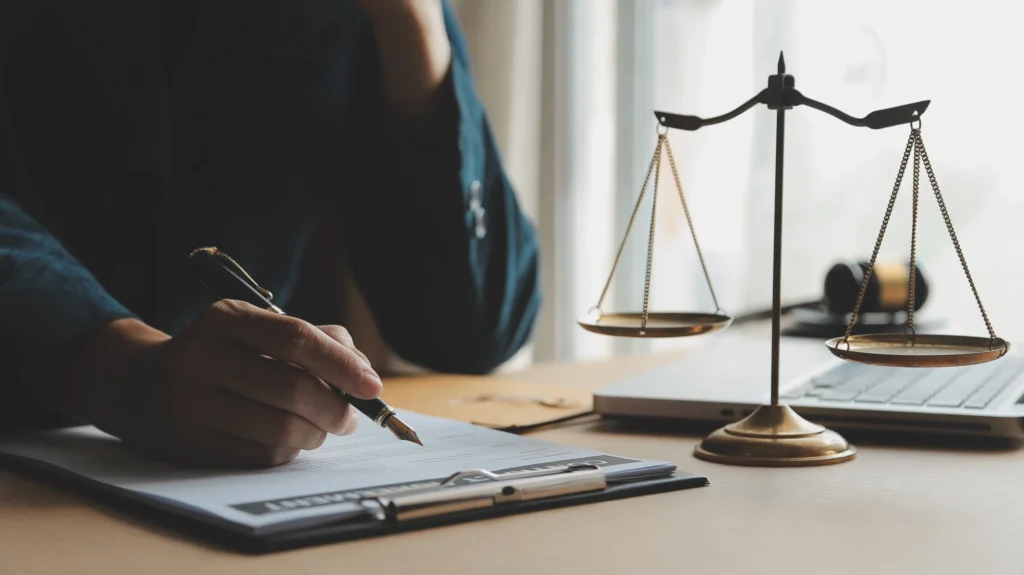 Avocats qui discutent un contrat, balance de justice sur le bureau